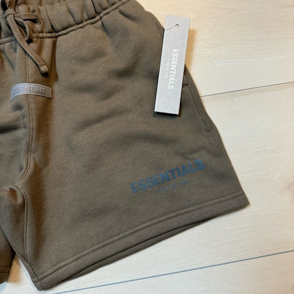 🤎 NWT fear of god essentials fog sweat shorts harvest brown medium 8 kids - Picture 2 of 5